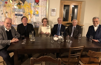 Die Autoren mit Gastgeberin Margareta Reichsthaler bei der Buchpräsentation im 'Gut Schlossberg', Graz