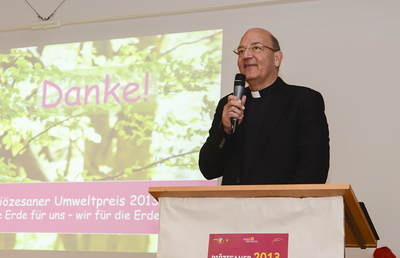 Stadtpfarrer Christian Leibnitz bei der Übergabe